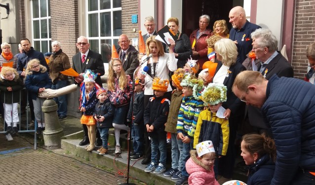De jonge prijswinnaars zijn gefeliciteerd door burgemeester Kroon.