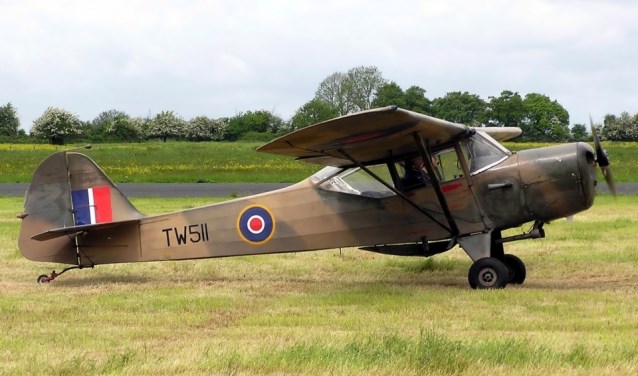 Een Auster vliegtuig is zondag te zien op het Harmonieplein in Nieuw-Vennep.