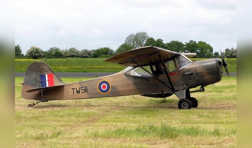 Een Auster vliegtuig is zondag te zien op het Harmonieplein in Nieuw-Vennep.