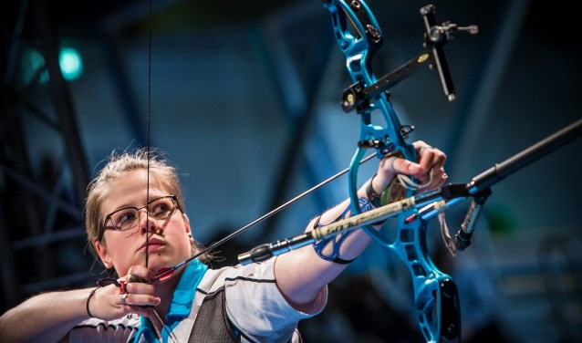 Sietske Visser uiterst geconcentreerd tijdens het NK Indoor. Zij behaalde daar de eerste plaats.