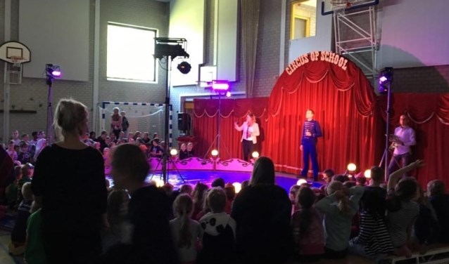 De gymzaal als circustent bij 't Venne.