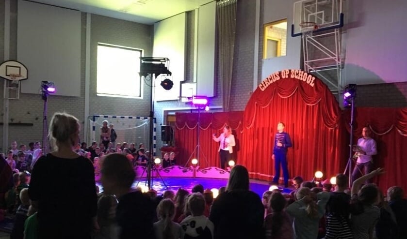 De gymzaal als circustent bij 't Venne.