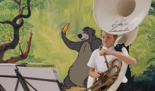 Merlijn speelde met zijn sousafoon het berenlied van Jungle Book.