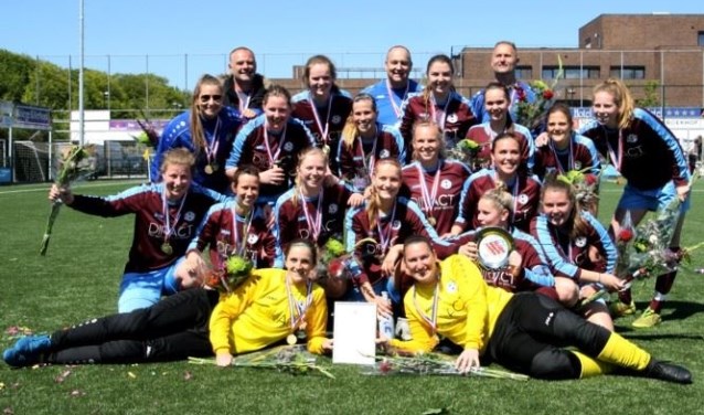 Met medailles, schaal en bloemen. Vrouwen 1 is kampioen.