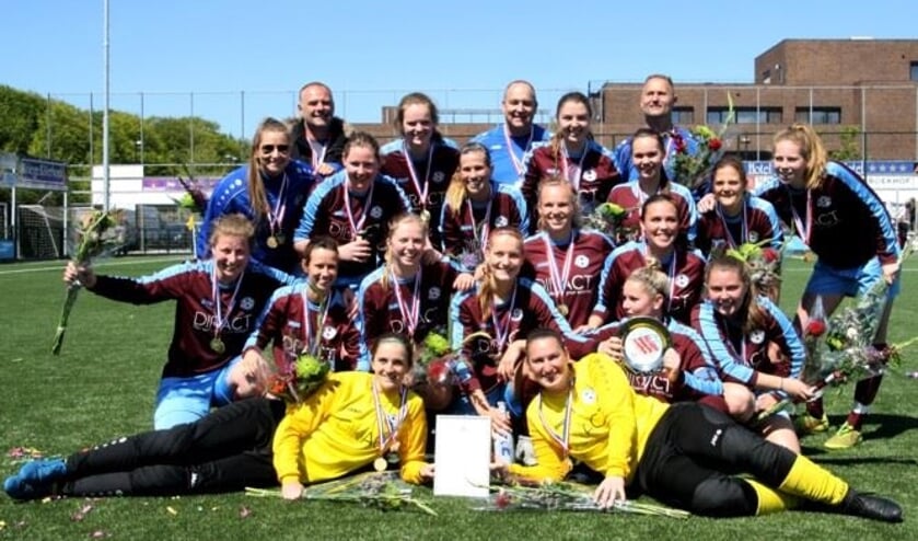 Met medailles, schaal en bloemen. Vrouwen 1 is kampioen.