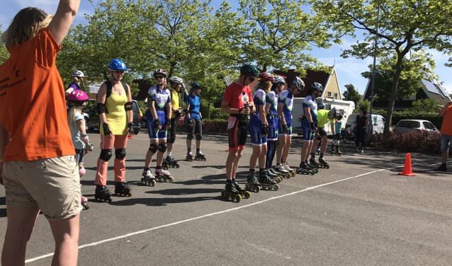De start van de skeelertocht.