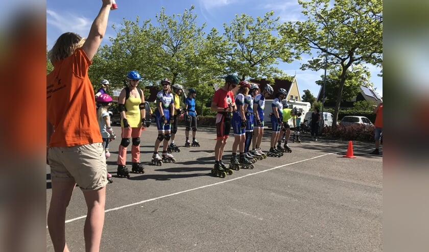 De start van de skeelertocht.