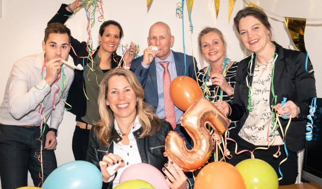 Het vijfjarig bestaan wordt uiteraard gevierd door het team van Hoekstra & Van Eck Heerhugowaard.