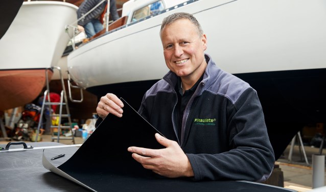 Rik Breur met het door hem uitgevonden zelfklevend antifouling ‘tapijt’.