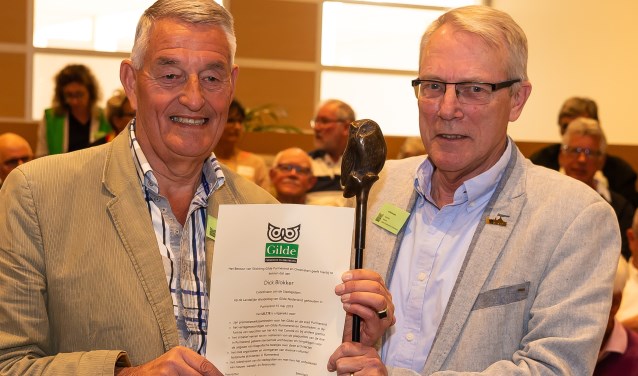 Dick Blokker (links) was maar wat verguld met het uiltje. Hij kreeg het uit handen van Ed Bierhuizen.