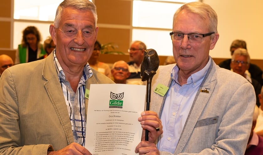 Dick Blokker (links) was maar wat verguld met het uiltje. Hij kreeg het uit handen van Ed Bierhuizen.