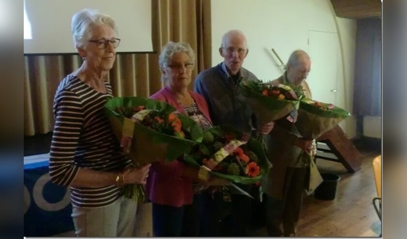 De jubilarissen worden in de bloemen gezet.
