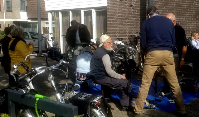 Het Repair Café in De Ark in Hoofddorp vindt soms voor een deel buiten plaats.