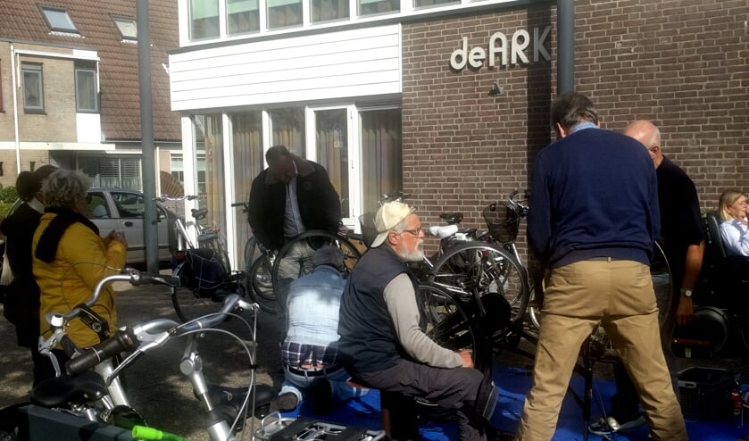 Het Repair Café in De Ark in Hoofddorp vindt soms voor een deel buiten plaats.