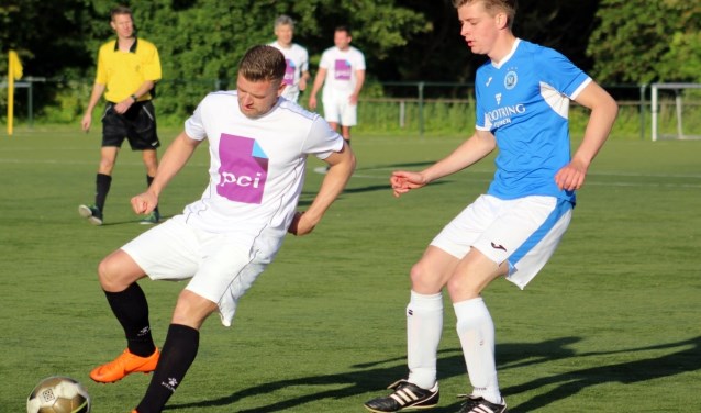 Deelnemers aan het bedrijventoernooi in actie..