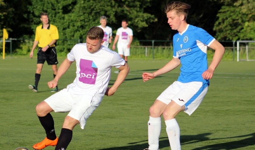 Deelnemers aan het bedrijventoernooi in actie..