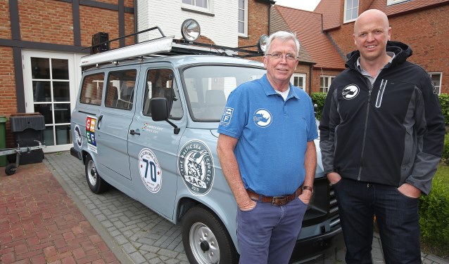 Vader Leendert en Leenze Le Grand doen mee aan de Baltic Sea Circle met hun 33 jaar oude Ford Transit 'Roaming Rhino'.