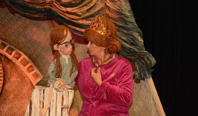 Poppenspeelster Ila van der Pouw brengt de GVR naar het Scagon.
