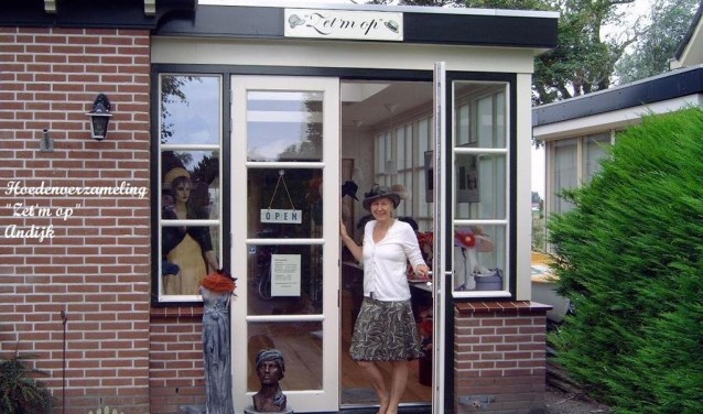 Wil Gorter voor haar hoedenmuseum in Andijk.