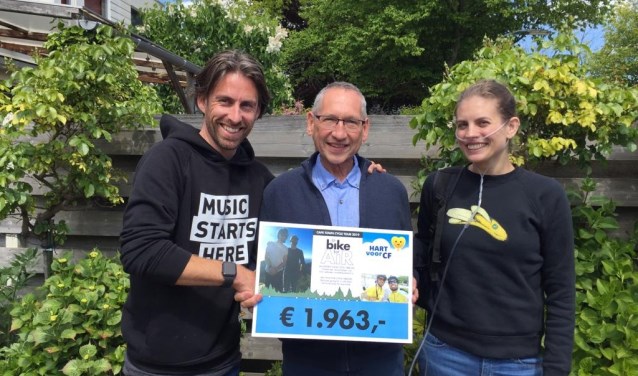 Van links naar rechts: Johan Snoodijk (fietser van de actie), Fred Rill (secretaris Hart voor CF), Sarah Smit (Cystic Fibrosis patiënte).