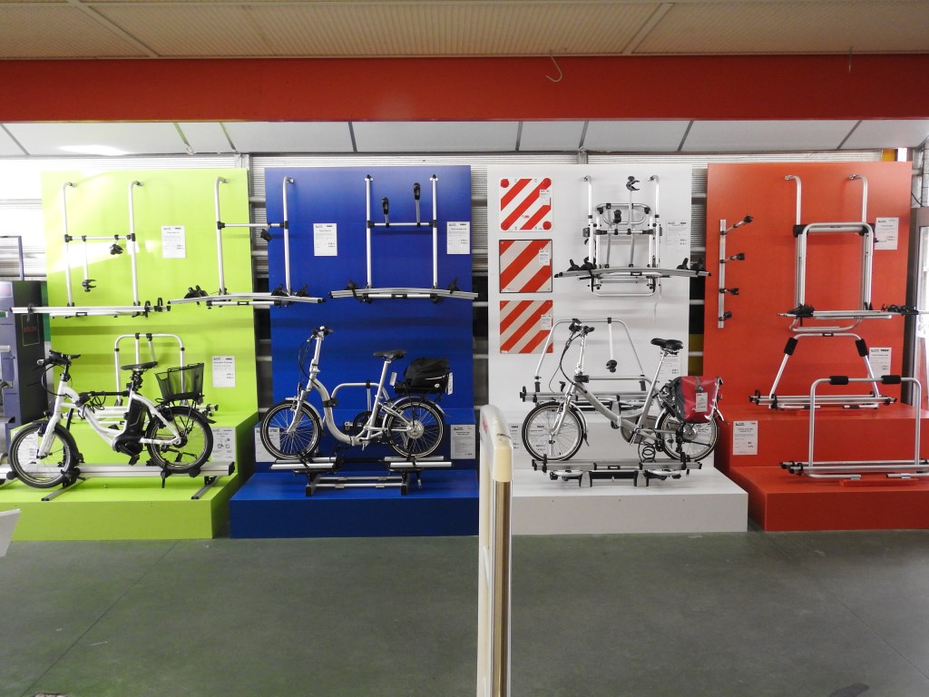 DE JONG presenteert haar verschillende fietsendragers overzichtelijk in de winkel.