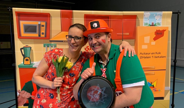 Nour Mardini en Fleur Samuels brengen een vrolijke kindervoorstelling in de bieb.