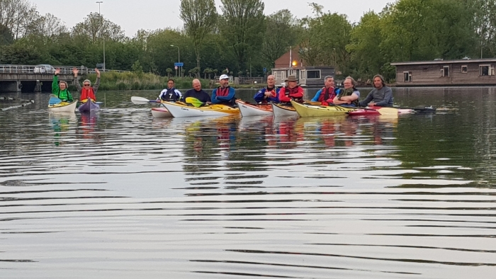 Kanoërs van Trekvogels peddelen rond Haarlem.