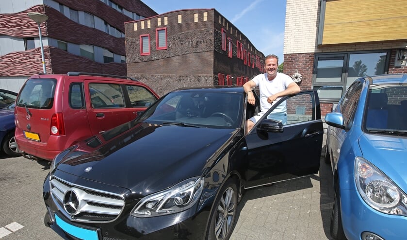 Gerry Holland is naast zanger taxichauffeur, wat hem veel inspiratie geeft voor het maken van nieuwe muziek.