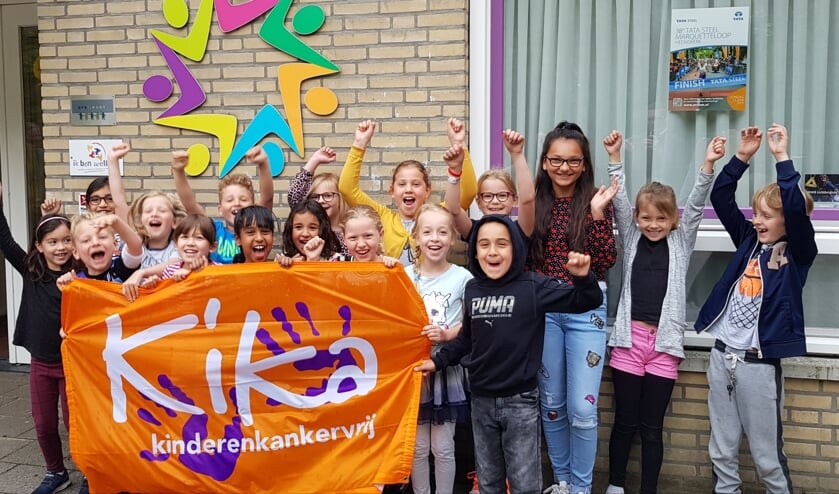 Chayenne van Breemen (derde van rechts) tussen de schoolkinderen uit de groep van haar broertje Jayden.