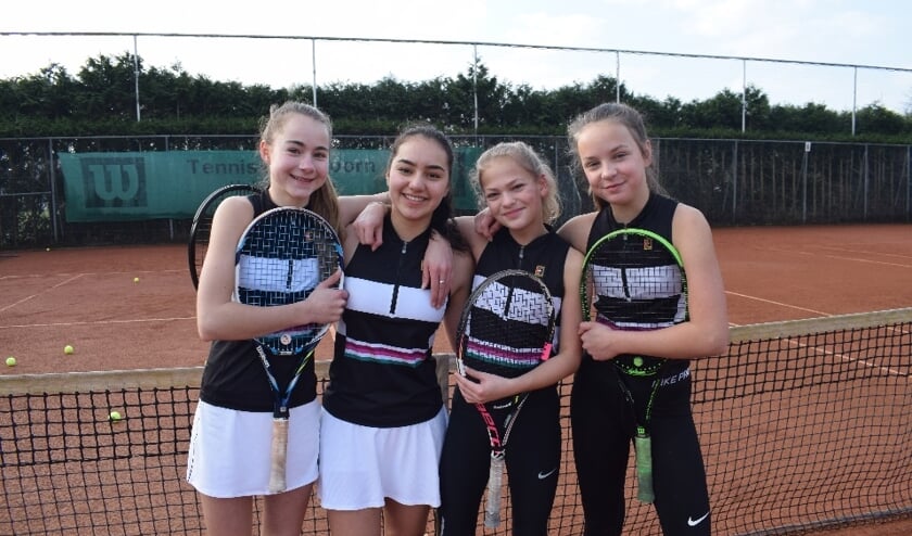 Meisjesteam 2: Jane Steur, Emily Hielkema, Maria Weda en Sanne Rutten (v.l.n.r.).
