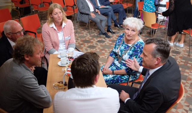 De Commissaris in gesprek met inwoners en burgemeester Hafkamp.
