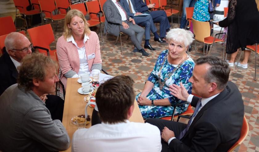 De Commissaris in gesprek met inwoners en burgemeester Hafkamp.