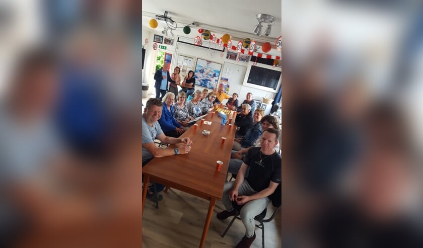 De mannen en vrouwen van weleer waren zondagochtend uitgenodigd voor een kop koffie met gebak.