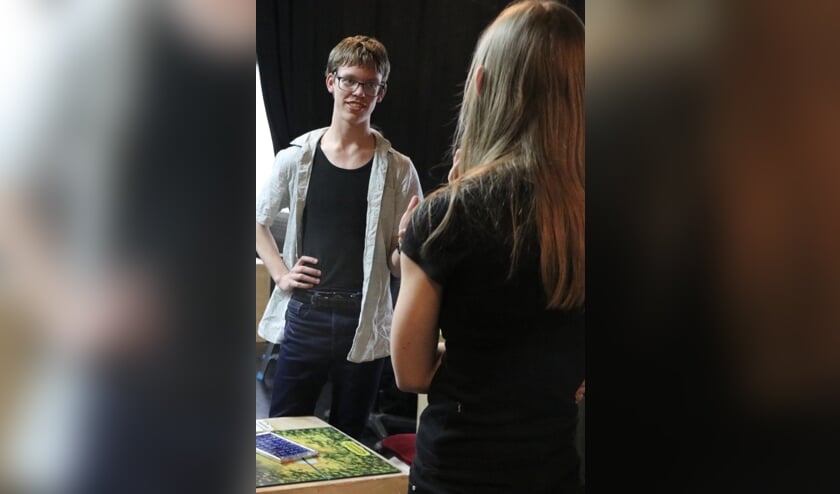 Jasper en Gaya repeteren een scène bij het Strategospel.