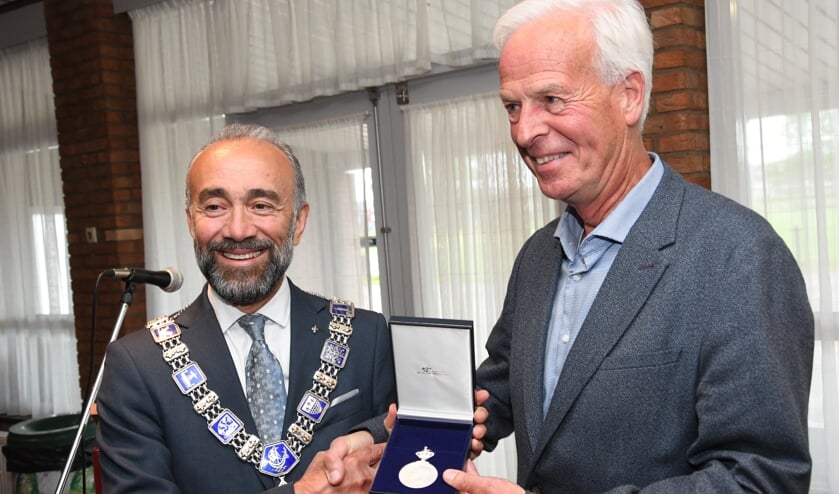 Locoburgemeester Errol van Beverwijk (links) samen met De Kennemers-voorzitter Balder.
