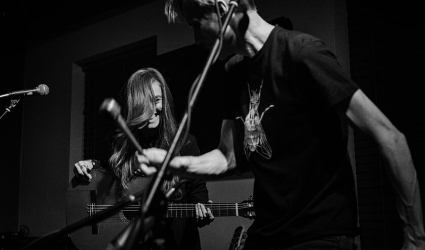Mankes live op de bühne.
