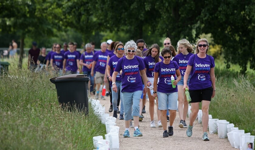 Teams wandelen de route 24 uur lang keer op keer.