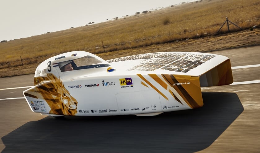Studenten rijden in een zonneauto in Australië en komen dit vertellen in de bieb van Heemskerk.