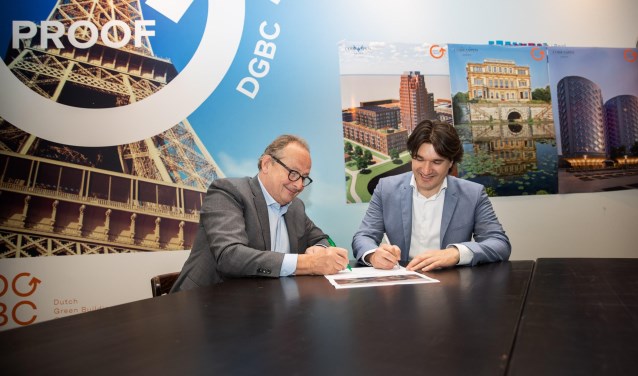 Tekenmoment Blauwe Wetering door Luigi Prins van Cobraspen Groep en Floor Roduner, wethouder Ruimtelijke Ontwikkeling van de gemeente Haarlem.