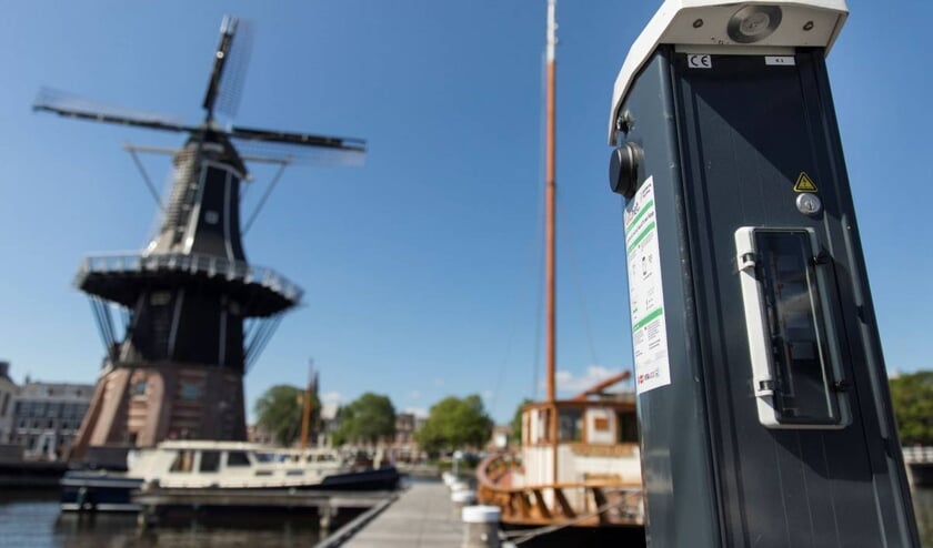 Een laadpaal voor boten bij Molen de Adriaan.