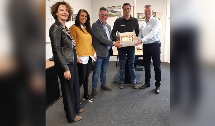Op de foto v.l.n.r. Yolanda Hoogtanders (directeur Werkom), Chantal Aarbodem (Adviseur werk Werkom), Mario Hegger (wethouder gemeente Purmerend), Leslie (werknemer) en Pierre Ruiter (financieel directeur van de Groenhart Group BV).