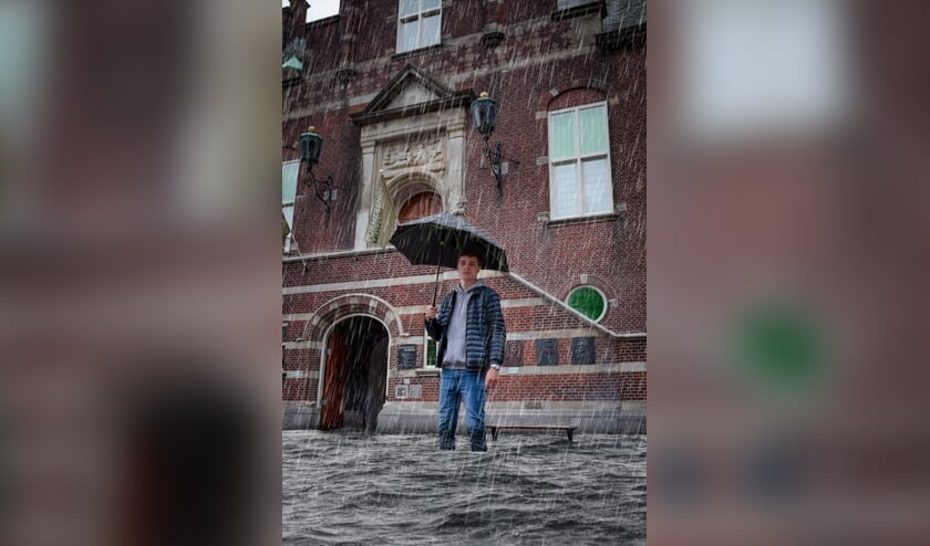Rainman, bijna tot zijn knieën in het water op de Kaasmarkt, fungeert als eyecatcher voor de innovatiehackathon.