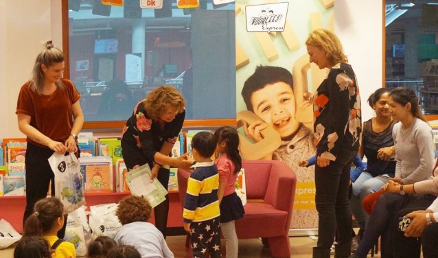 De kinderen die hebben meegedaan aan de VoorleesExpress ontvangen hun diploma.