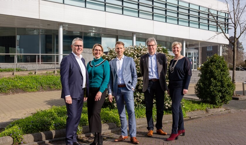 Het bestuur bestaat thans uit, van links naar rechts: Joost Brugman, Nicolette van der Heijden, Rob de Neve, Sjaak Lambalk en Agnes Bak.