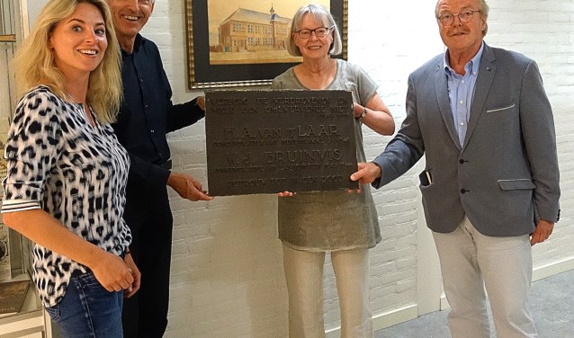 Een bronzen plaquette die herinnert aan het verzet van twee docenten van de Julianaschool werd teruggegeven aan de erfgenaam ervan, het csg Jan Arentsz.