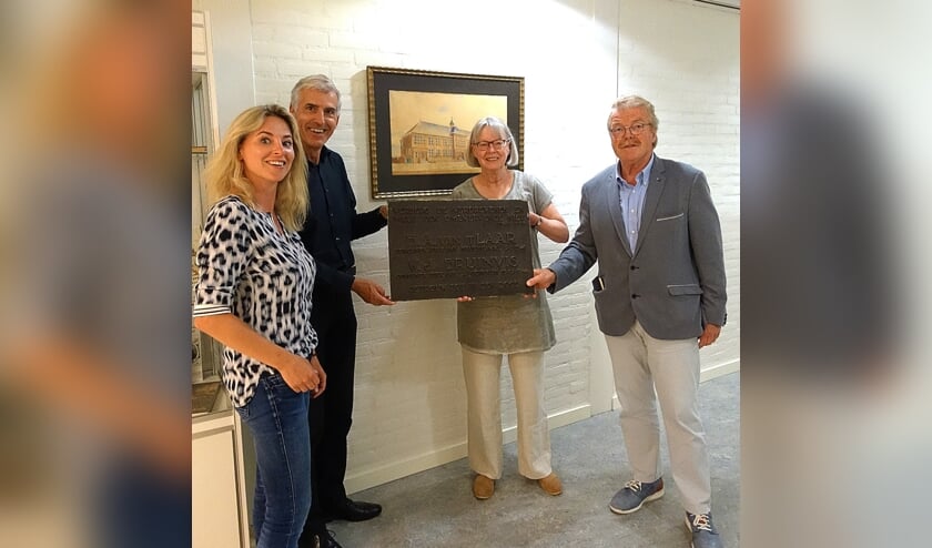 Een bronzen plaquette die herinnert aan het verzet van twee docenten van de Julianaschool werd teruggegeven aan de erfgenaam ervan, het csg Jan Arentsz.