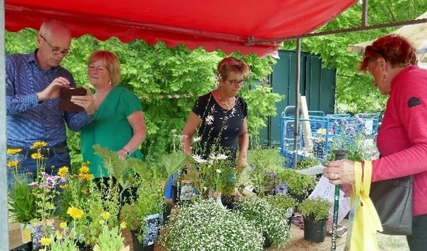Bij verschillende stands kunnen de bezoekers allerlei bijengerelateerde producten kopen.