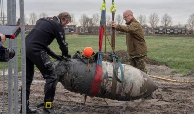 De opgraving van de bommen in Rijsenhout.