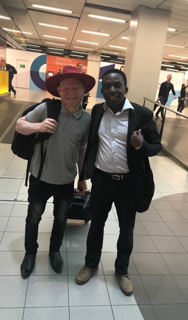 Gilbert Andrew uit Tanzania (links)