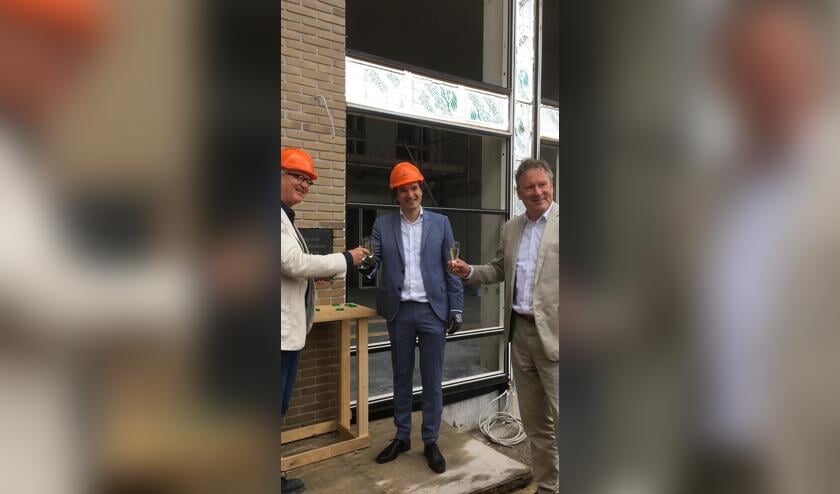 Wethouder Floor Roduner heeft de plaquette ingemetseld.
